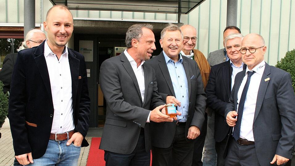 Mit einem Glas Honig bedankte sich der Geschäftsleiter des Gründerzentrums Andreas Löffert (rechts) bei Minister Thomas Glauber (2.v.l.) für dessen Besuch. Mit dabei waren (v.l.) FW-Bundestagsdirektkandidat Helmut Muhr, Bezirksvorsitzender Heinrich Schmidt, Stadtrat Dr. Adolf Herpich und Bezirksrat Ludwig Waas. Mit einem Glas Honig bedankte sich der Geschäftsleiter des Gründerzentrums Andreas Löffert (rechts) bei Minister Thomas Glauber (2.v.l.) für dessen Besuch. Mit dabei waren (v.l.) FW-Bundestagsdirektkandidat Helmut Muhr, Bezirksvorsitzender Heinrich Schmidt, Stadtrat Dr. Adolf Herpich und Bezirksrat Ludwig Waas.