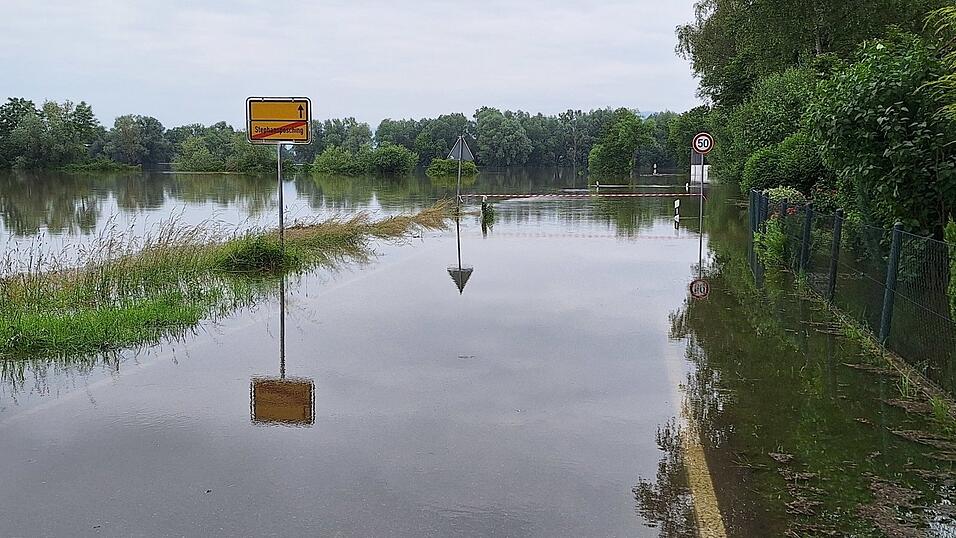 Die Donau hat auch den Weg zur Abfahrtsstelle der Fähre fest im Griff.