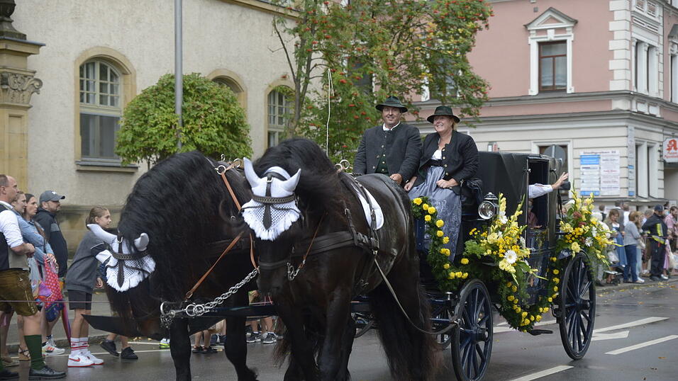 Zahlreiche Musik- und Trachtengruppen zogen nach dreij&auml;hriger Pause am Freitagabend zum Festplatz Am Hagen.&nbsp;