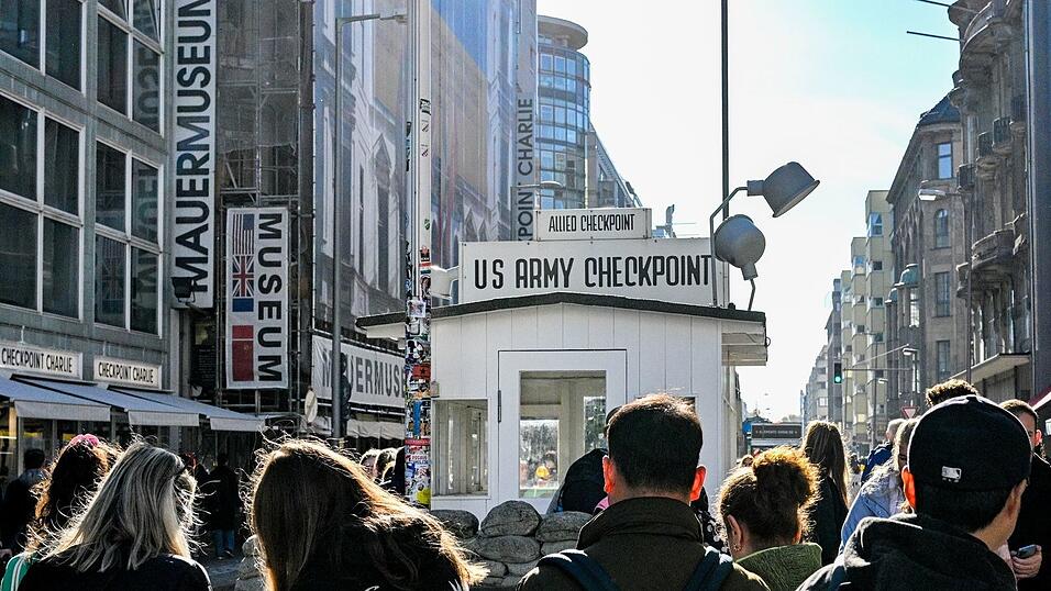 Der ehemalige &laquo;Checkpoint Charlie&raquo; zieht sehr viele Berlin-Touristen an. (Archivbild)