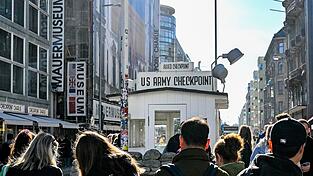 Der ehemalige «Checkpoint Charlie» zieht sehr viele Berlin-Touristen an. (Archivbild) Der ehemalige «Checkpoint Charlie» zieht sehr viele Berlin-Touristen an. (Archivbild)