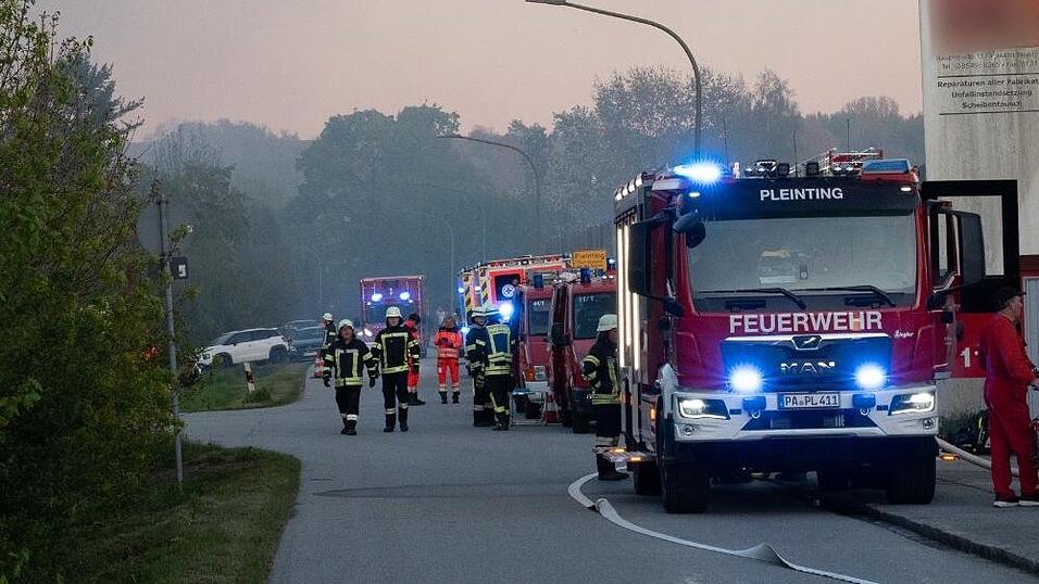 &nbsp;Nahe der B8 bei Pleinting ist am Abend der Dachstuhl eines Wohnhauses in Brand geraten.