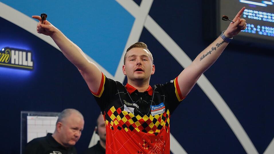 Der junge Belgier Dimitri van den Bergh besiegte im Achtelfinale sensationell den zweimaligen Weltmeister Adrian Lewis.
