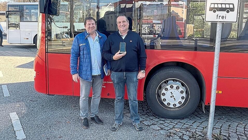 Busfahrer Rudolf Blimminger (rechts) und Martin Gr&uuml;be von der RBO sehen in der App eine deutliche Verbesserung im Fahrbetrieb.