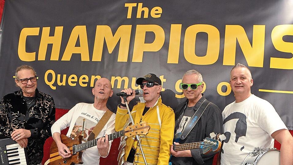 Wer Queen nachfolgt, der darf schon etwas gr&ouml;&szlig;er einsteigen: 'The Champions - Queen must go on' lieben den sichtbaren Auftritt. Von rechts Konrad Aschenbrenner, Chris R&ouml;hrl, Markus Liedl, Ludwig Liedl und Michael Erlmeier.