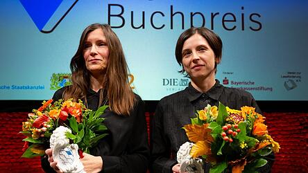 Heike Geißler (l) und Dorothee Elmiger sind Gewinnerinnen des Bayerischen Buchpreises 2025.