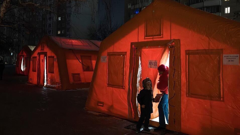 Zelte des ukrainischen Zivilschutzdienstes geben Menschen die M&ouml;glichkeit, sich nach russischen Angriffen aufzuw&auml;rmen, wenn die Heizungen ausgefallen sind.