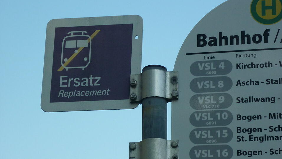 Am Bahnhofsvorplatz in Straubing, wo auch verschiedene Linien der Verkehrsgemeinschaft Straubinger Land abfahren, h&auml;lt der Bus, der den Zug ersetzt. Jener Bus, der Straubing um 22.43 Uhr verl&auml;sst, kommt in Regensburg allerdings sp&auml;ter an als der Zug, der um 23.23 Uhr abf&auml;hrt. - Einen Vorteil bietet der Bus allerdings, wenn man etwa nur nach Radldorf will.