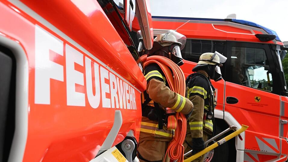 Feuerwehrleute l&ouml;schen die Flammen in der Dachgeschosswohnung. (Symbolbild)