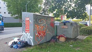 Es ist nur ein Beispiel von vielen: Bei der Norma in der Isarstraße landete alte Kleidung und Müll in der Vergangenheit teils nicht im, sondern vor den dafür vorgesehenen Containern. Es ist nur ein Beispiel von vielen: Bei der Norma in der Isarstraße landete alte Kleidung und Müll in der Vergangenheit teils nicht im, sondern vor den dafür vorgesehenen Containern.