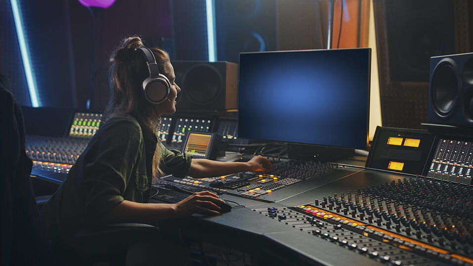 So umfangreich muss das Equipment gerade am Anfang nicht sein. Ein wenig was braucht es aber trotzdem, um den ersten eigenen Song vernünftig zu produzieren. So umfangreich muss das Equipment gerade am Anfang nicht sein. Ein wenig was braucht es aber trotzdem, um den ersten eigenen Song vernünftig zu produzieren.