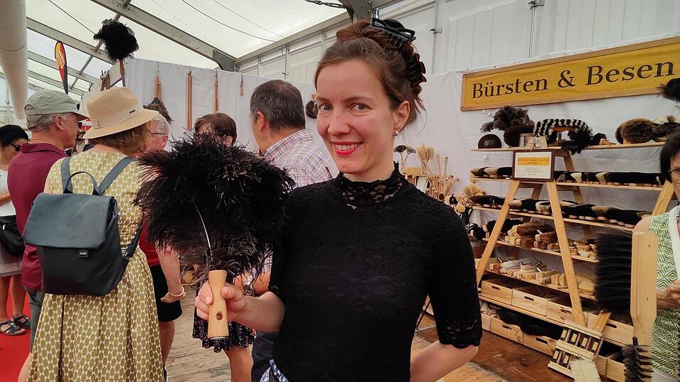 Anna Bernards vor ihrem &bdquo;B&uuml;rsten und Besen&ldquo;-Stand auf der Ostbayernschau. Einer der seltenen Momente, bei denen sie stillstehen kann.