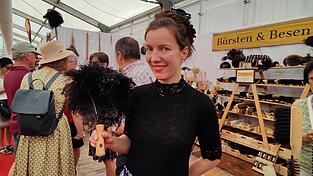 Anna Bernards vor ihrem „Bürsten und Besen“-Stand auf der Ostbayernschau. Einer der seltenen Momente, bei denen sie stillstehen kann.