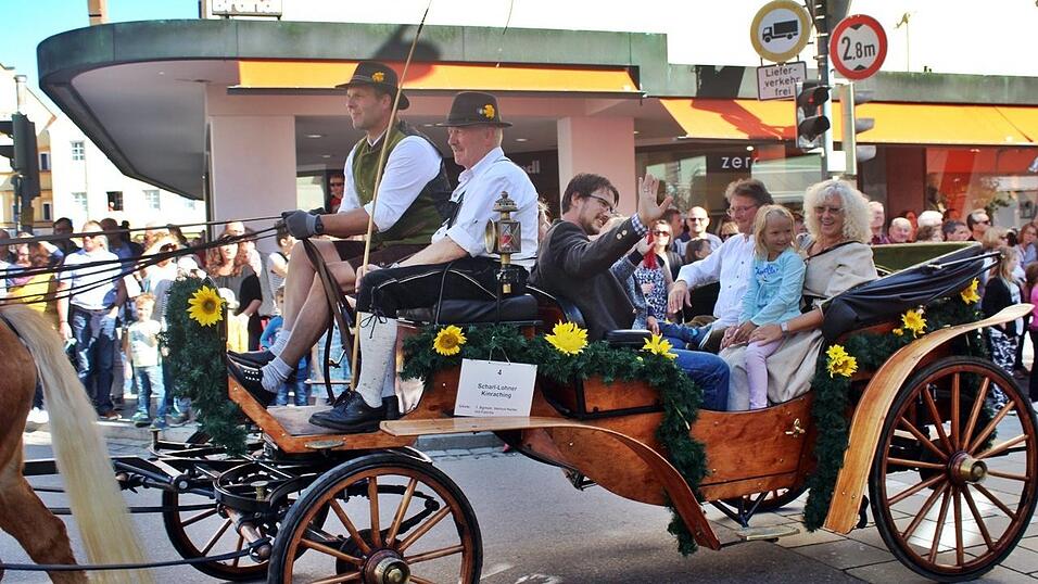 Viele Besucher verfolgten am Sonntag den Umzug auf dem Vilsbiburger Stadtplatz. Viele Besucher verfolgten am Sonntag den Umzug auf dem Vilsbiburger Stadtplatz.