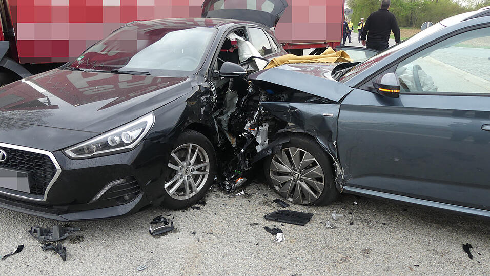 Der Skoda prallte auf den Hyundai und schob diesen gegen den Lastwagen.
