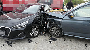 Der Skoda prallte auf den Hyundai und schob diesen gegen den Lastwagen.