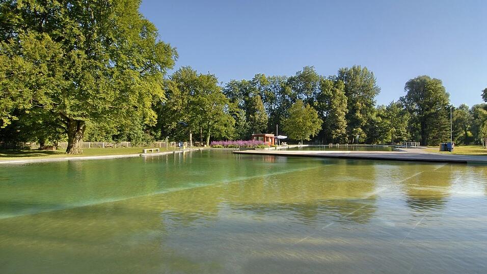 Das Naturbad Maria Einsiedel in M&uuml;nchen liegt in den Isarauen und kommt ohne Chlor aus. (Handout)