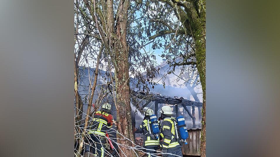 Feuerwehr beim Löschangriff Feuerwehr beim Löschangriff