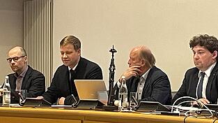 Bezirkstagspräsident Olaf Heinrich (Zweiter von links) nahm für seinen Bericht auf der Referentenbank bei (von links) Klaus Peißinger, Leiter des Referats 1, drittem Bürgermeister Hans-Peter Summer und Oberbürgermeister Thomas Haslinger Platz. Bezirkstagspräsident Olaf Heinrich (Zweiter von links) nahm für seinen Bericht auf der Referentenbank bei (von links) Klaus Peißinger, Leiter des Referats 1, drittem Bürgermeister Hans-Peter Summer und Oberbürgermeister Thomas Haslinger Platz.