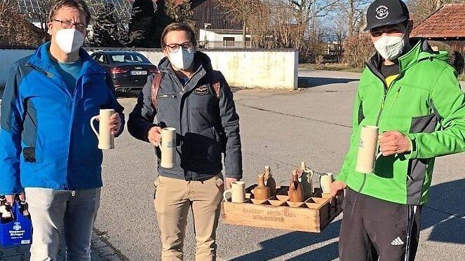 F&uuml;r das historische Biertragerl von Martin und Daniel Schweickl sowie Franz Kufner (von links) gab es ebenfalls Platz zwei.