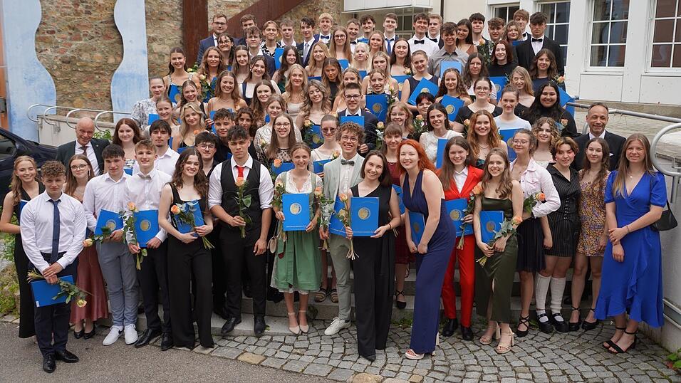 Bestandenes Abitur, strahlende Gesichter: 85 Absolventen des Robert Schuman Gymnasiums haben es geschafft. Bestandenes Abitur, strahlende Gesichter: 85 Absolventen des Robert Schuman Gymnasiums haben es geschafft.