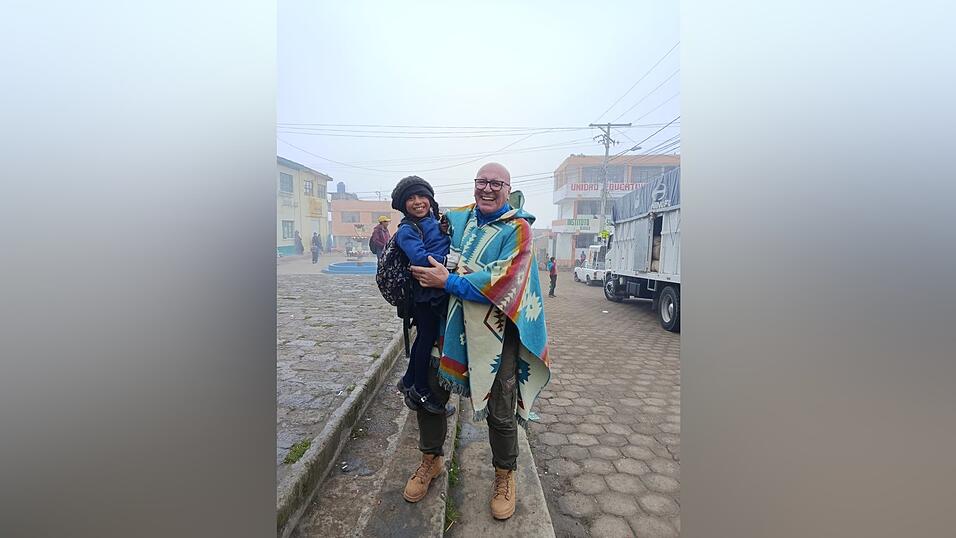 Ein Indiom&auml;dchen schnuppert H&ouml;henluft auf dem Arm des &bdquo;Riesen&ldquo; Joseph Prechler.