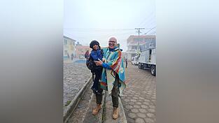 Ein Indiomädchen schnuppert Höhenluft auf dem Arm des „Riesen“ Joseph Prechler. Ein Indiomädchen schnuppert Höhenluft auf dem Arm des „Riesen“ Joseph Prechler.