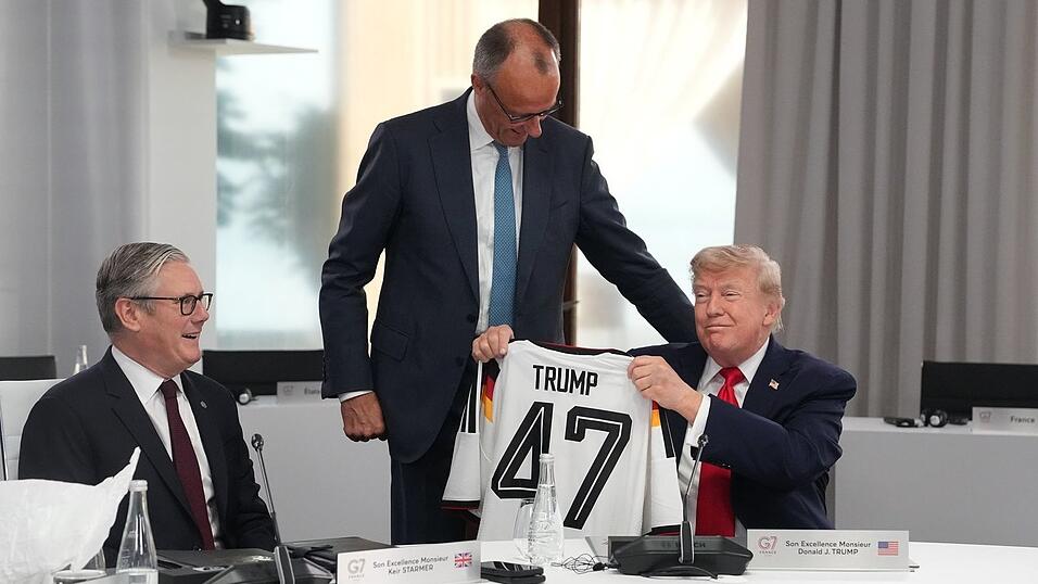 Im Sitzen nahm der US-Präsident sein Geschenk entgegen. Im Sitzen nahm der US-Präsident sein Geschenk entgegen.