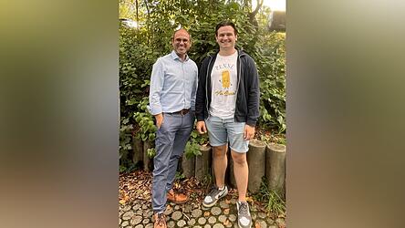 Vor Kurzem verabschiedete sich Roland Wensauer (l.) von dem Viechtacher Lehrerkollegium. Neu am Gymnasium ist Studienreferendar Dominic Maul. Er wird in Viechtach für ein halbes Jahr Englisch und Französisch unterrichten. Vor Kurzem verabschiedete sich Roland Wensauer (l.) von dem Viechtacher Lehrerkollegium. Neu am Gymnasium ist Studienreferendar Dominic Maul. Er wird in Viechtach für ein halbes Jahr Englisch und Französisch unterrichten.