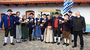 Gemeinsam haben die Verantwortlichen auf ein friedliches Fest angesto&szlig;en.