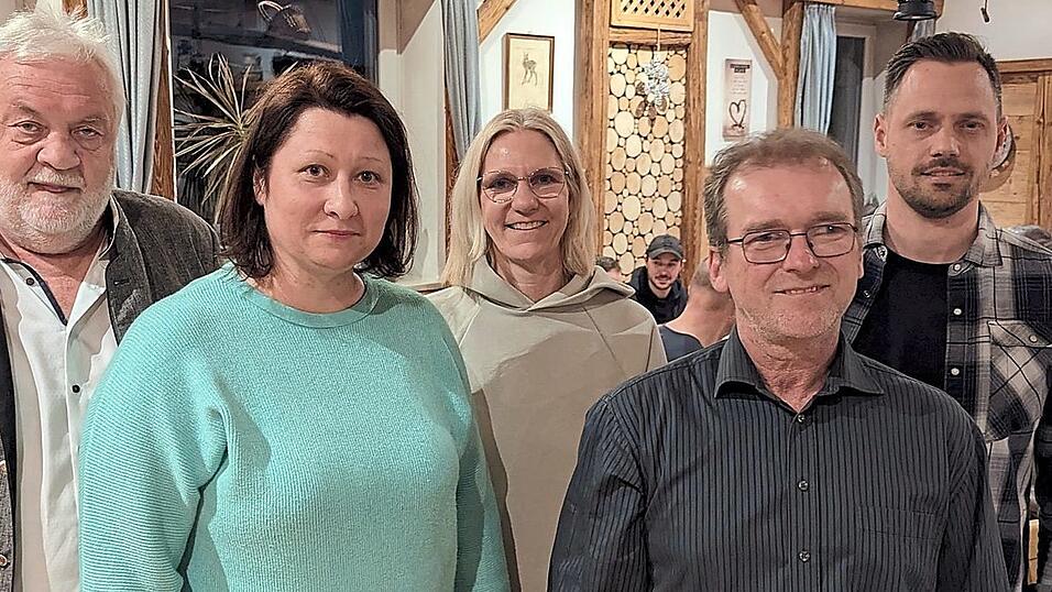 Bewährtes Führungsteam für Langenpreisings Sportbegeisterte: Bürgermeister Josef Straßer (l.) gratulierte Anja Tschirch (stellvertretende Vorsitzende), Sabine Bergmeier (Schriftführerin), Stefan Haslacher (Vorsitzender) und Stefan Kirtzel (Kassier) zur Wiederwahl. Bewährtes Führungsteam für Langenpreisings Sportbegeisterte: Bürgermeister Josef Straßer (l.) gratulierte Anja Tschirch (stellvertretende Vorsitzende), Sabine Bergmeier (Schriftführerin), Stefan Haslacher (Vorsitzender) und Stefan Kirtzel (Kassier) zur Wiederwahl.