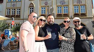 Gute Laune am gesperrten Stadtplatz beim Stadtsommer.