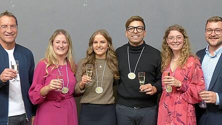 Stießen feierlich auf den Fasching an (von links): Zweiter Vorsitzender des TVD Georg Scheurle, Hofmarschallin Jenny Berleb, das neue Prinzenpaar Theresa Peisl und Amir Garbacz, Hofmarschallin Teresa Lachermeier und Dritter Bürgermeister Valentin Walk. Stießen feierlich auf den Fasching an (von links): Zweiter Vorsitzender des TVD Georg Scheurle, Hofmarschallin Jenny Berleb, das neue Prinzenpaar Theresa Peisl und Amir Garbacz, Hofmarschallin Teresa Lachermeier und Dritter Bürgermeister Valentin Walk.