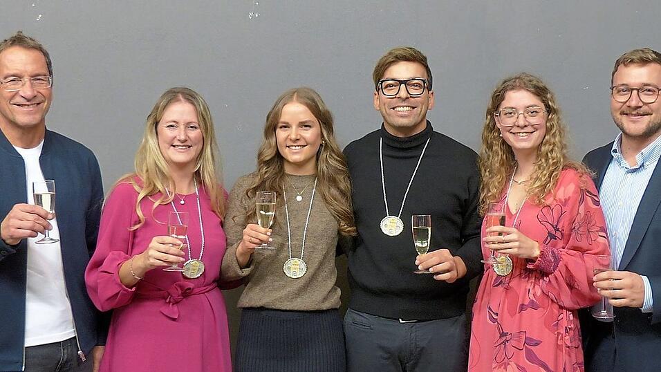 Stießen feierlich auf den Fasching an (von links): Zweiter Vorsitzender des TVD Georg Scheurle, Hofmarschallin Jenny Berleb, das neue Prinzenpaar Theresa Peisl und Amir Garbacz, Hofmarschallin Teresa Lachermeier und Dritter Bürgermeister Valentin Walk.