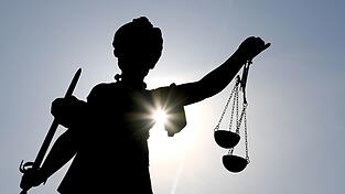 Ein 48-Jähriger ist nach einem tödlichen Raubüberfall zu einer lebenslangen Haftstrafe verurteilt worden. (Symbolbild) Ein 48-Jähriger ist nach einem tödlichen Raubüberfall zu einer lebenslangen Haftstrafe verurteilt worden. (Symbolbild)