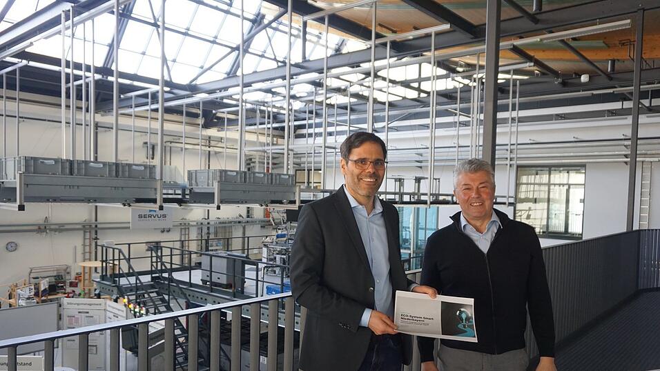 Martin Prasch (l.) und Alfred Haslbeck (r.) haben zusammen mit Abdelmajid Khelil die Vision des Ecosystems Smart Niederbayern vorangetrieben.