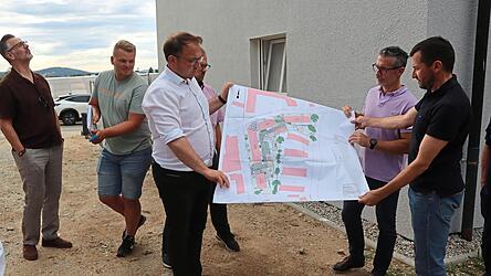Die Stadtverwaltung präsentiert den Stadträten die Pläne für die Quartiersgestaltung der Wohnungen an der Gartenstraße. Die Stadtverwaltung präsentiert den Stadträten die Pläne für die Quartiersgestaltung der Wohnungen an der Gartenstraße.