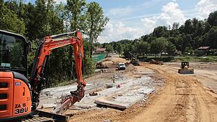 Die Arbeiten an der Brücke und am Knotenpunkt laufen noch.
