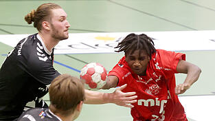 Die Handballer der TG Mipa plagen sich mit diversen Blessuren und einer Grippewelle herum. Gut möglich, dass im Duell mit den „Isis“ die Stunde der rot-weißen Jungspunde schlägt. Einer davon ist Diogo Goncalves (rechts). Der 18-Jährige hat heuer schon regelmäßig Regionalliga-Luft geschnuppert und auswärts genetzt - nun brennt er auf seinen ersten Treffer vor den eigenen Fans im Sportzentrum West.