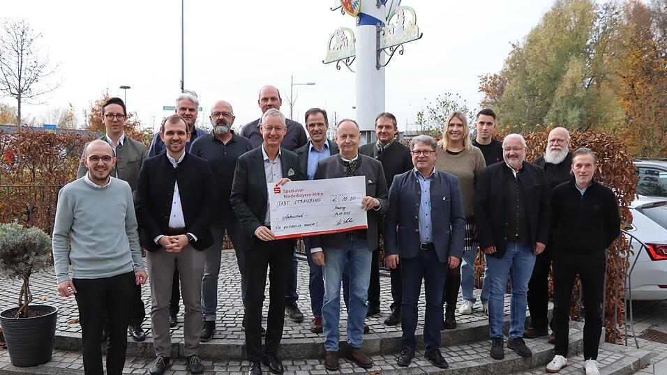 Festwirte, Vertreter der Brauereien sowie von der Krug-Verkaufsstelle Leserservice, Wolfgang Warmdt (4.v.l.), der das Krugmotiv entworfen hat, und weitere Gäste bei der Spendenübergabe von Festwirtesprecher Martin Lechner an OB Markus Pannermayr. Gastgeber war die Familie Wenisch. Festwirte, Vertreter der Brauereien sowie von der Krug-Verkaufsstelle Leserservice, Wolfgang Warmdt (4.v.l.), der das Krugmotiv entworfen hat, und weitere Gäste bei der Spendenübergabe von Festwirtesprecher Martin Lechner an OB Markus Pannermayr. Gastgeber war die Familie Wenisch.