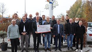 Festwirte, Vertreter der Brauereien sowie von der Krug-Verkaufsstelle Leserservice, Wolfgang Warmdt (4.v.l.), der das Krugmotiv entworfen hat, und weitere Gäste bei der Spendenübergabe von Festwirtesprecher Martin Lechner an OB Markus Pannermayr. Gastgeber war die Familie Wenisch. Festwirte, Vertreter der Brauereien sowie von der Krug-Verkaufsstelle Leserservice, Wolfgang Warmdt (4.v.l.), der das Krugmotiv entworfen hat, und weitere Gäste bei der Spendenübergabe von Festwirtesprecher Martin Lechner an OB Markus Pannermayr. Gastgeber war die Familie Wenisch.