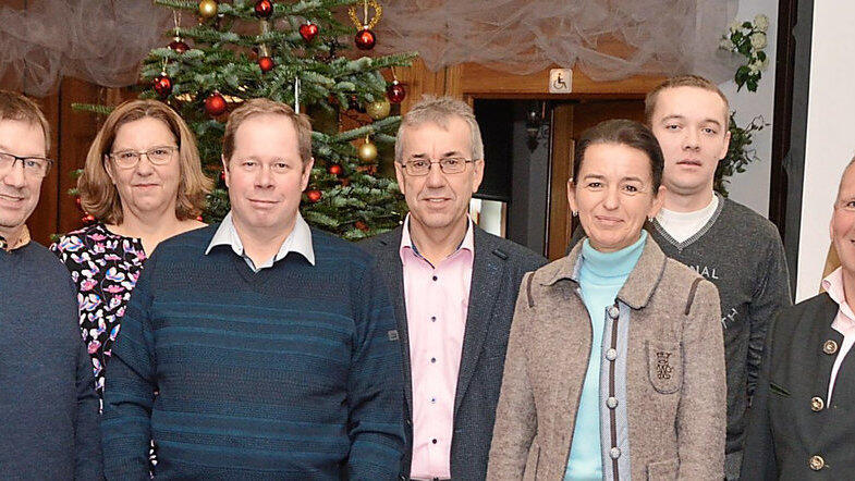 Die Referenten der fachlichen Mitgliederversammlung des Ferkelerzeugerrings mit den Vertretern des Landwirtschaftsamts Landshut (v.l.n.r.): Peter Lichtenegger, Jens Reimer, Josef Aigner, Maria Hager, Josef Steckenbiller, Thomas Schindlbeck, Dr. Marion Ehrenhofer-Zettler, Karl Leonhart, Willi Wittmann, Josef Tischler und Fritz Sch&auml;ffer.