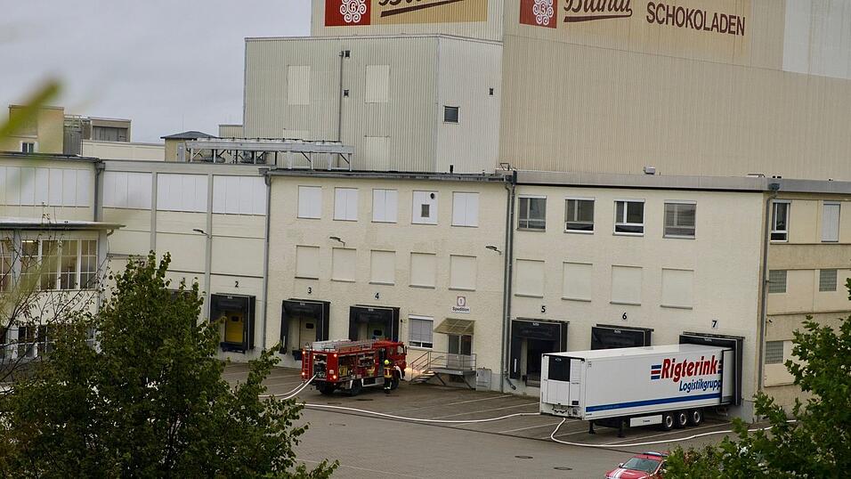 Durch ein Feuer in einer Lagerhalle der Brandt-Schokoladenfabrik in Landshut ist laut Sch&auml;tzungen der Polizei ein Millionenschaden entstanden.