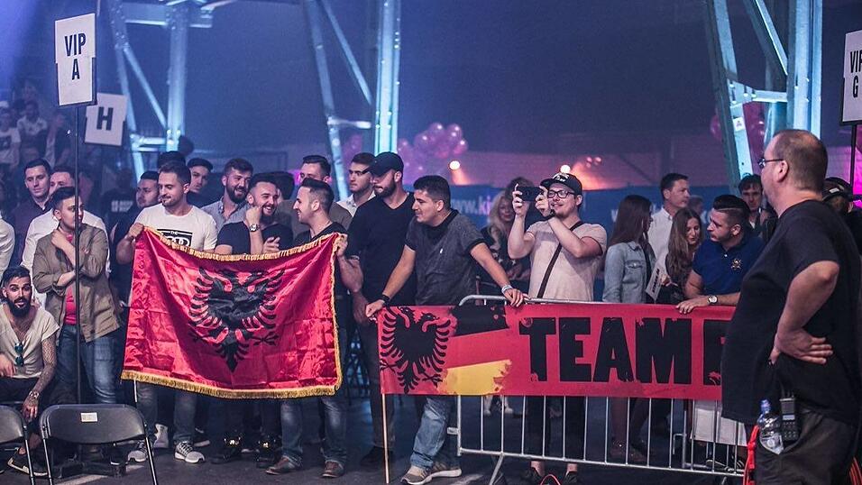 'Team FM': Viele Unterst&uuml;tzer dr&uuml;ckten Flamur Mehmeti vor Ort die Daumen.