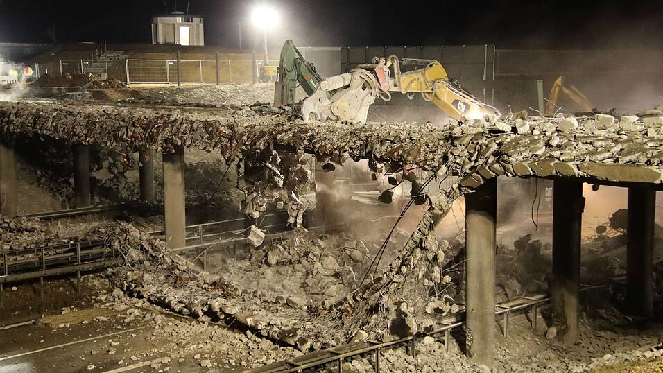 Gleich zwei Brücken mussten am Wochenende an der A3 im Landkreis Regensburg abgerissen werden. Gleich zwei Brücken mussten am Wochenende an der A3 im Landkreis Regensburg abgerissen werden.