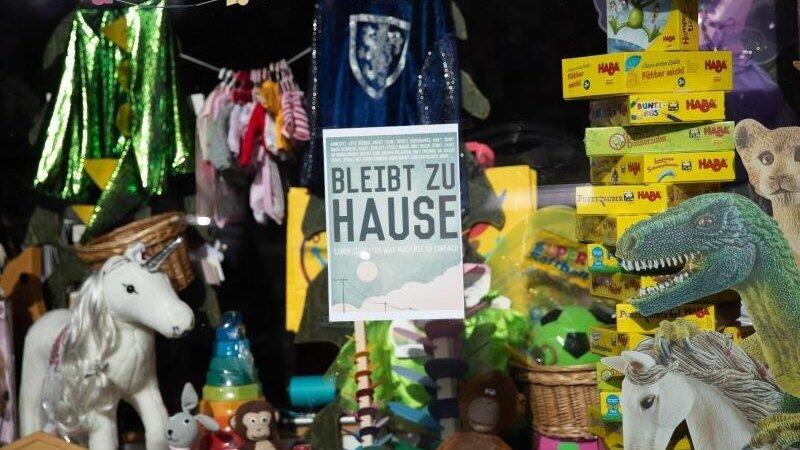 Ein geschlossener Spielwarenladen in Hamburg.