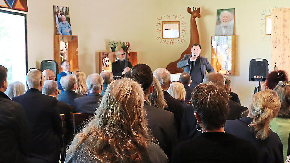 Jost Wiegand begr&uuml;&szlig;te die G&auml;ste der Gedenkfeier f&uuml;r seinen verstorbenen Vater Franz Wiegand.