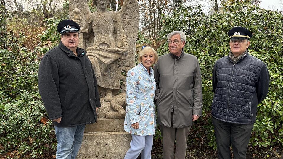 Die Vorsitzenden des Krieger- und Soldatenvereins mit Steinmetz Robert Plonner und seiner Adelheid vor der renovierten Statue des Heiligen Georg. Die Vorsitzenden des Krieger- und Soldatenvereins mit Steinmetz Robert Plonner und seiner Adelheid vor der renovierten Statue des Heiligen Georg.