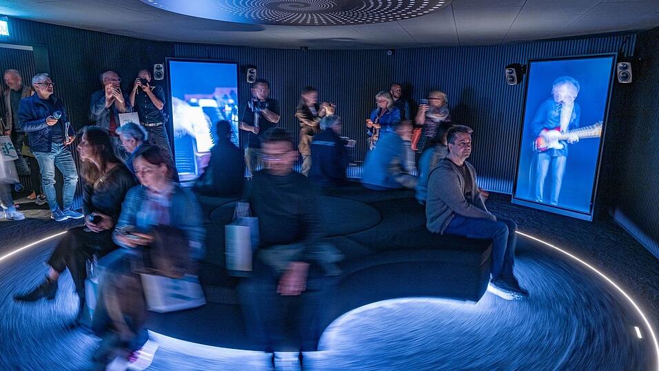 In einem speziellen Raum bekommen die Besucher der Landesausstellung aus verschiedenen Richtungen etwas auf die Ohren.