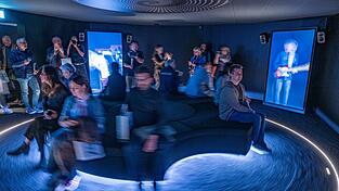 In einem speziellen Raum bekommen die Besucher der Landesausstellung aus verschiedenen Richtungen etwas auf die Ohren.